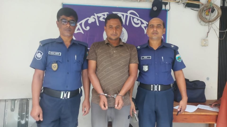 মান্দায় পাত্রী দেখানোর নামে বৃদ্ধকে হানি ট্র্যাপে ফেলে ১০ লাখ টাকা চাঁদা দাবি, গ্রেপ্তার ১